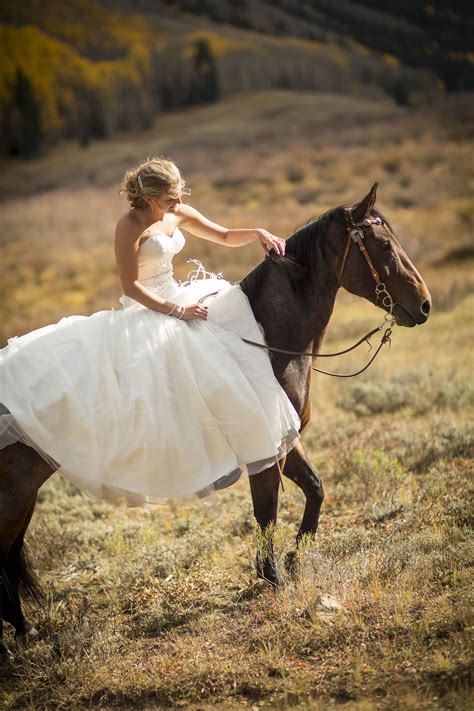 Bride And Horse Horse Wedding Equestrian Wedding Wedding Pics