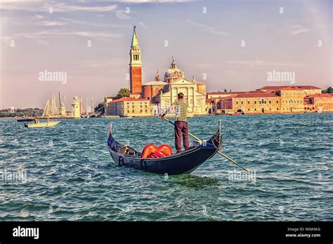 San Giorgio Maggiore Y Un Gondolero En Góndola Vista Desde El Mar