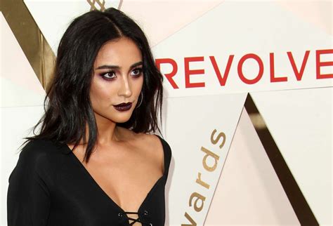 Shay Mitchell Revolve Awards 2017 02 Gotceleb