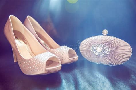 Embrague Y Zapatos Nupciales De Diamond Encrusted Nude Colour Satin En D Foto De Archivo