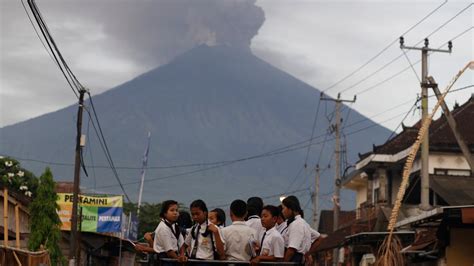 Bali On High Alert As Mount Agung Continues To Erupt Vice
