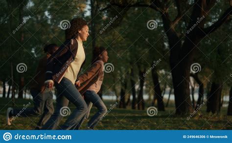 Padres Hija Corriendo Cogiendo De La Mano Luz Del Sol Dorada Personas