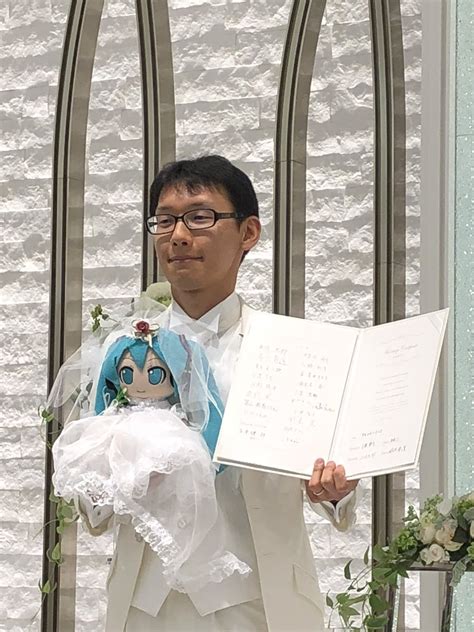 Japanese Man Spends Over £13k On Wedding To Marry Virtual Teen Idol Hatsune Miku Vg247