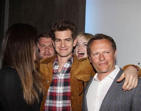 20 Celebrity Photobombs That Will Make You Laugh