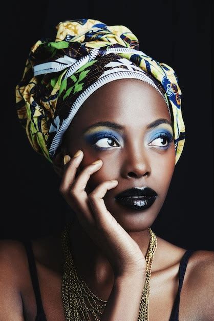 shes une vraie beauté africaine une belle femme africaine posant sur un fond noir photo premium