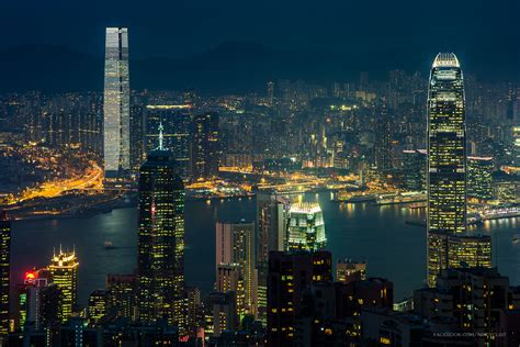 El edificio se completó en 1981 y los apartamentos en el bloque, algunos de los cuales tienen vista al mar, se venden por hasta 915.000 dólares, de acuerdo a televisoras locales de miami. The Best Travel Guide to Hong Kong