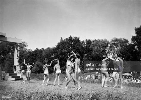 jeunes filles à moitié dévêtues dansent pendant la fête du naturisme nachrichtenfoto getty