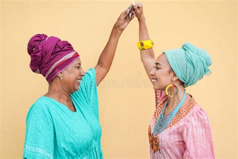 Feliz Madre Africana Y Su Hija Bailando Mientras Lleva Vestidos