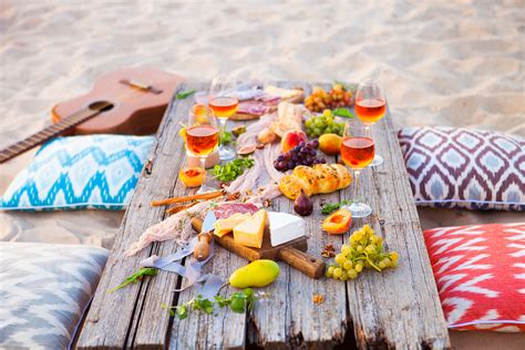 Pin By Julie Nyenkamp On Summer Lovin Picnic Food And Drink Beach Picnic