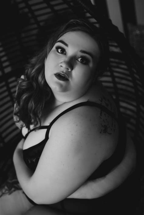 metro detroit michigan boudoir photographer “after one shoot i felt empowerment ” fearlessly you