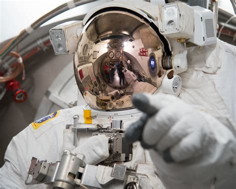 Os Astronautas Já Conduziram Quase 3 Mil Experimentos Na Iss