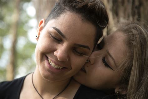 pasangan lesbian menikmati masamasa indah di taman foto stok unduh gambar sekarang istock