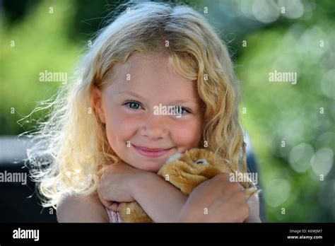 kleines mädchen mit blondem haar und kuscheltier porträt schweden stockfotografie alamy