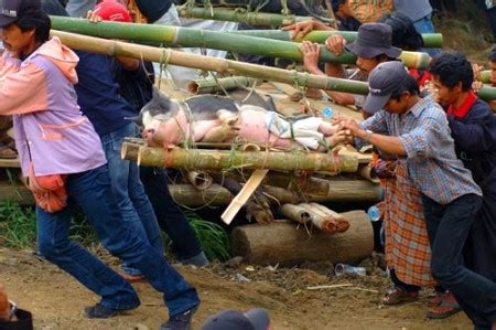 Berbagai pemujaan yang meriah, seringkali. Kecamatan Makale: TANA TORAJA - UPACARA KEMATIAN BERNILAI ...