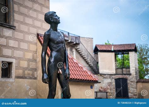 PRAG Statue Des Nackten Jungen Mannes Stockfoto Bild Von Stadtbild