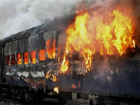 बर्निंग ट्रेन बैंगलोर नांदेड़ एक्सप्रेस में आग 23 यात्री जिंदा जले