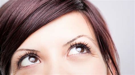 Kedutan mata umumnya terjadi di salah satu sisi mata, entah itu mata kanan atau mata kiri. Arti Kedutan Pada Mata Kanan Atas - Terkait Mata