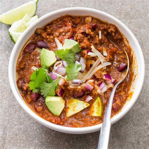 This easy chili recipe is made with ground beef, tomatoes, and beans. Simple Beef Chili with Kidney Beans | Beef chili recipe ...