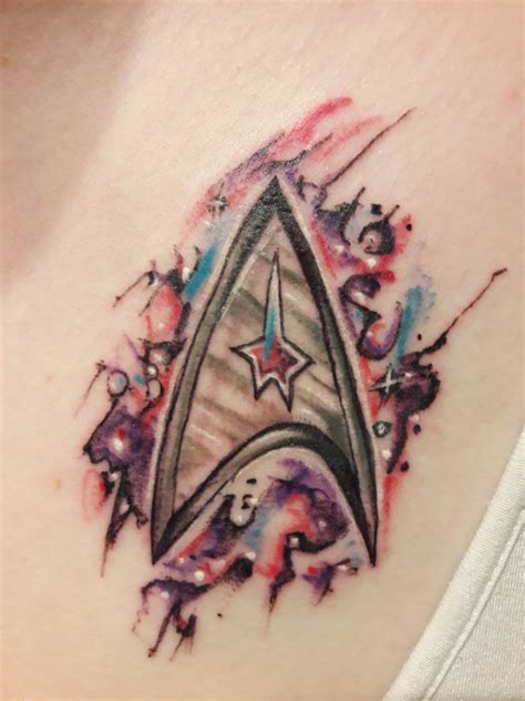 De bônus, uma singela homenagem aos 30 anos de a nova geração e uma visita a discovery. Starfleet tattoo | Tattoos, Star trek tattoo ...