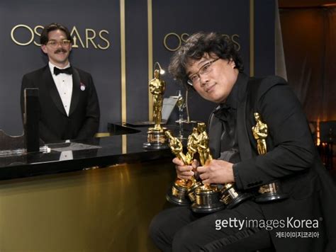 아카데미 4관왕에 오르며 한국 영화의 새 역사를 쓴 '기생충' 봉준호 감독의 영상을 모았습니다. '칸·오스카 석권' 봉준호, 전 세계 시선 집중 : 스포츠동아