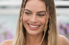 frontal margot robbie dramedy prodotta femminile ordina bared radaronline angelina