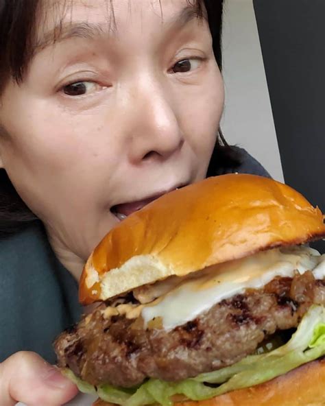 桃井かおりさんのインスタグラム写真 桃井かおりinstagram「本気で美味しいハンバーグとうとう見つけてしまった～んだ🤣もう週一で