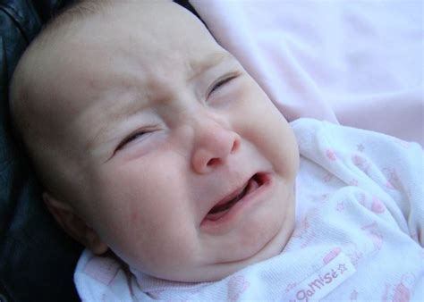 Saat menangis biasanya bayi akan menyertakan dengan menggosok mata atau menggerakkan tangan dan kaki. Bayi Anda Menangis? Mungkin Ini 7 Penyebabnya yang Tidak ...