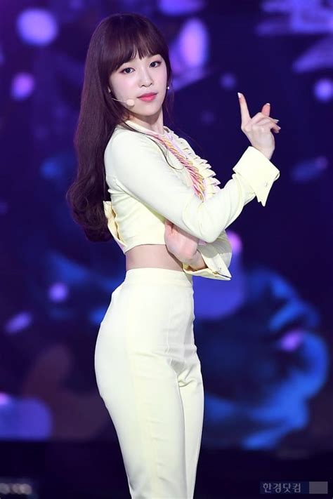While korean online community is busy hunting. 포토 에이프릴 레이첼 우아함에 눈길 | 한경닷컴