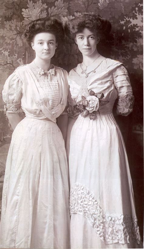 A Pair Of Edwardian Ladies C1905 1910 Edwardian Clothing Edwardian