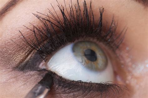 Como Deixar Os Olhos Grandes Com Maquiagem Sobre Os Olhos