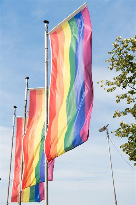 la vida es mejor juntos las banderas lgbt ondean en el cielo banderas del arco iris símbolo