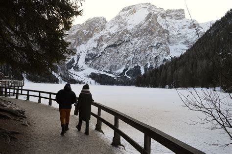 Scoprire Il Lago Di Braies In Inverno Ghiacciato Montagna Di Viaggi