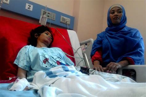 Foto Remaja Wanita Dirawat Di Rumah Sakit Berbagi Rawat