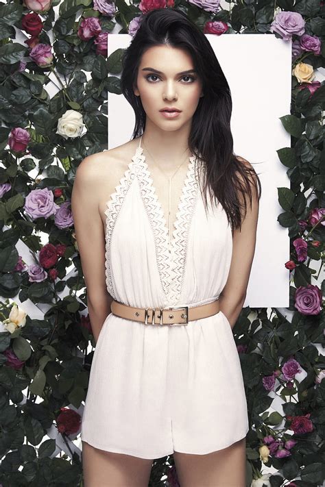 Kendall Jenner Mujeres Morena Modelo Flores Cabello Oscuro Vista
