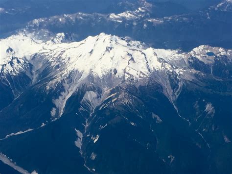 6-awesome-aerial-view-photos-of-mount-rainier-in-washington-state