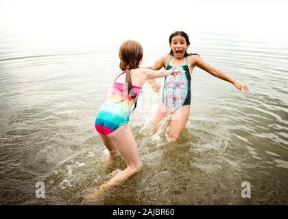 Deux Jeunes Filles En Maillots De Bain Jouant Dans Un Lac Photo Stock Alamy