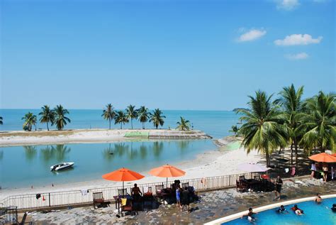 Pantai ini memang tempat terbaik untuk melupakan stress hidup di bandar kerana pantai pasirnya yang luas. Port Dickson