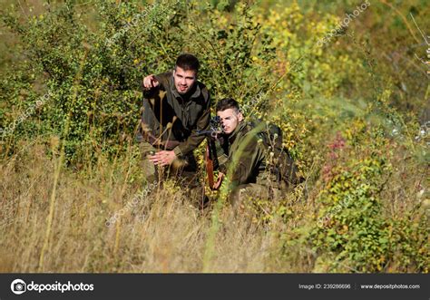 Les Forces Armées Camouflage Mode Uniforme Militaire Amitié Des Hommes Chasseurs Compétences