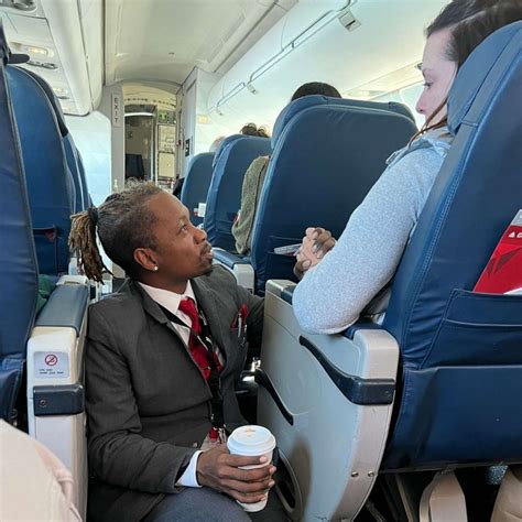 flight attendant goes viral for helping a nervous passenger good morning america