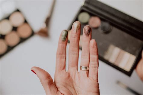 You already know that your eye shape is totally different from your best friend's, so why wear your liner the same way? Tips for Applying Makeup with Shaky Hands - My Daily ...