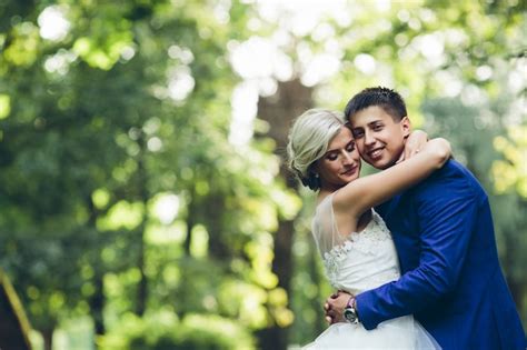 Hermosa pareja abrazándose en el parque Foto Gratis