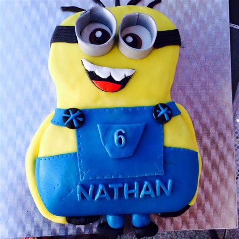 Related post man riding a scooter birthday cake how to grow your own icing daffodils. Gâteau Minion - Cake design, Pâte à sucre - Les Délices de ...