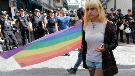 Tränengas und Gummigeschosse Polizei löst Gay Pride Demo in Istanbul