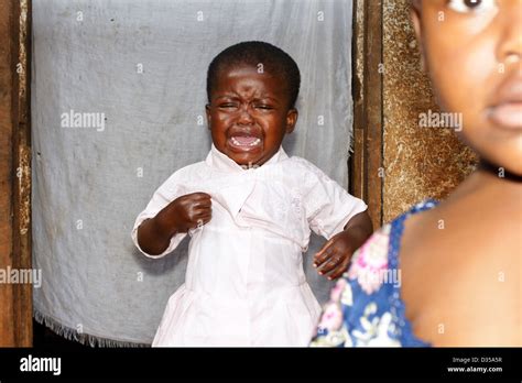 Bebé Niña Negra Africana Llorando Con Su Hermana Delante Fotografía De Stock Alamy