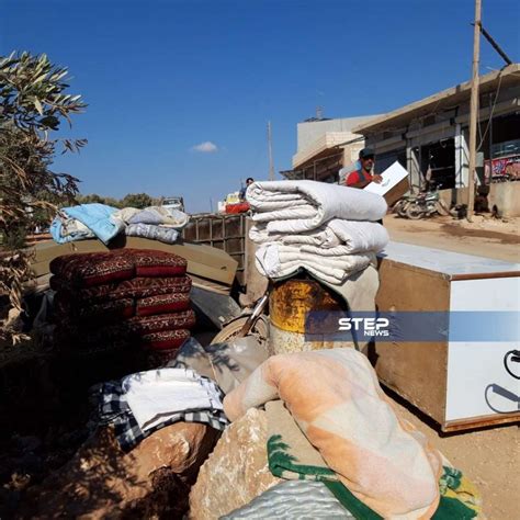 شاهد بالصور الفقر يدفع نازحي إدلب لبيع أغراضهم المنزلية على الحدود السورية التركية وكالة