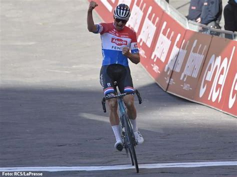 Dans le mur final, le jeune néerlandais a placé une énorme accélération qui a laissé sur place julian alaphilippe. Van der Poel hace suya la Strade Bianche ante Alaphilippe ...