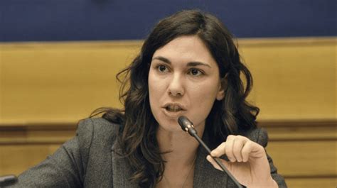 Giulia Sarti Chi è Deputata M5s Caso Rimborsopoli Le Iene Video