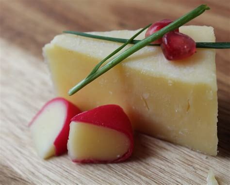 Lor peynirin yöresel lezzetini en doğal tadını ve sevenler için katkısız olarak temin ediyoruz. Peynir Kaç Kalori - Beyaz, Kaşar Peyniri Kalori Oranı ve ...