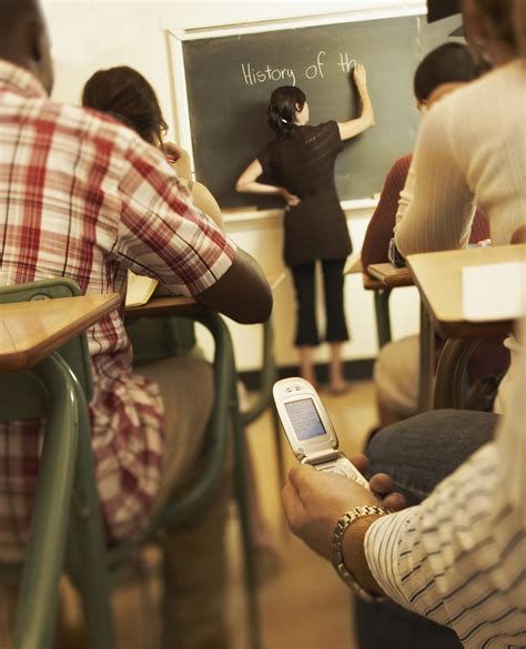 New Study Shows College Students Who Text During Class Not Paying