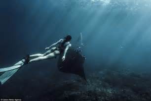 Perth Mermaid Julia Wheeler Holds Her Breath Underwater Daily Mail